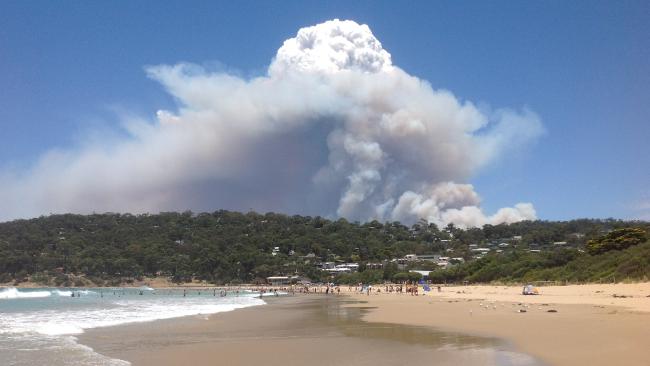 Wye River & Separation Creek Fire Smoke Plume Visible from Lorne Beach